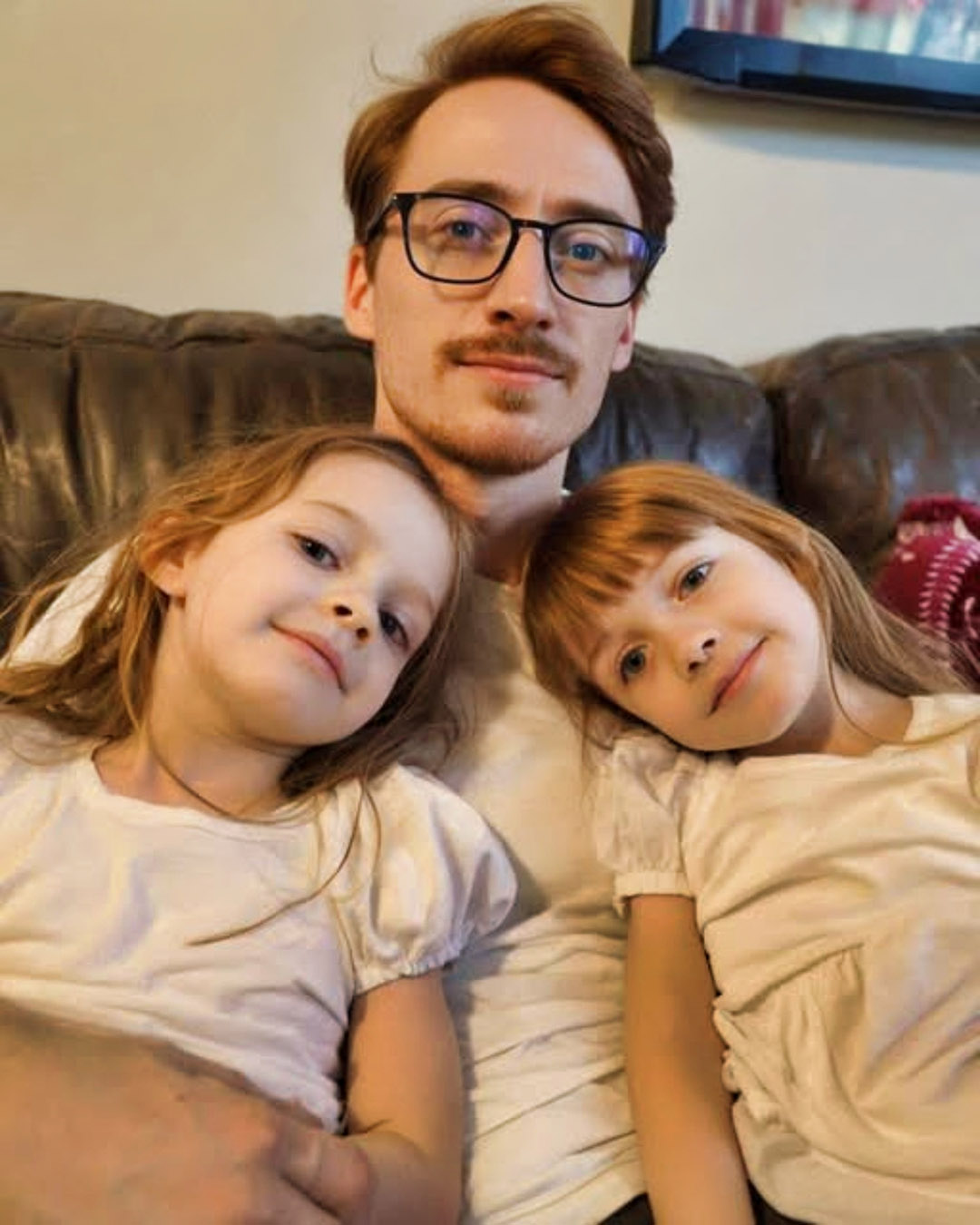 Miután édesanyjuk halála után én lettem az ikertestvéreim gyámja, rájöttem, hogy a menyasszonyom csak színleli a szerelmét, amikor kihallgattam egy beszélgetést.