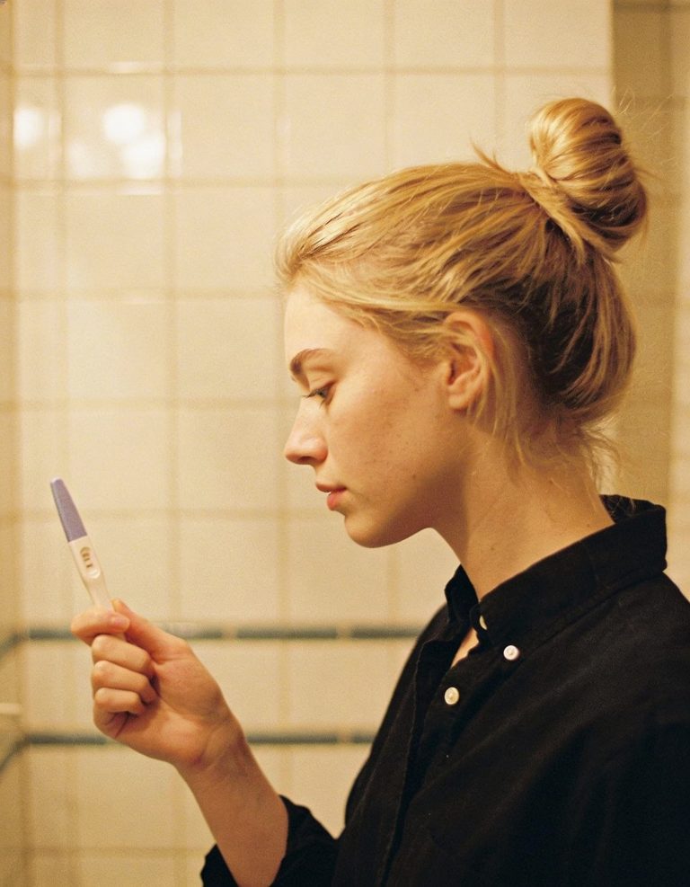 Könnyekkel a szemében aláírta a válópapírokat, letépte a terhességi tesztet, és elment. Hat évvel később...