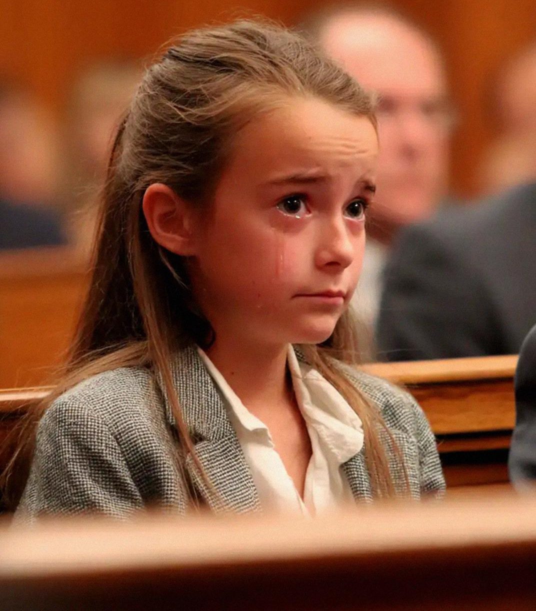 A férjem mindent el akart venni, miután megmentettem az életét – de a lányom azt mondta a bírónak: „Megmutathatok neked valamit, amiről anyám nem tud?”