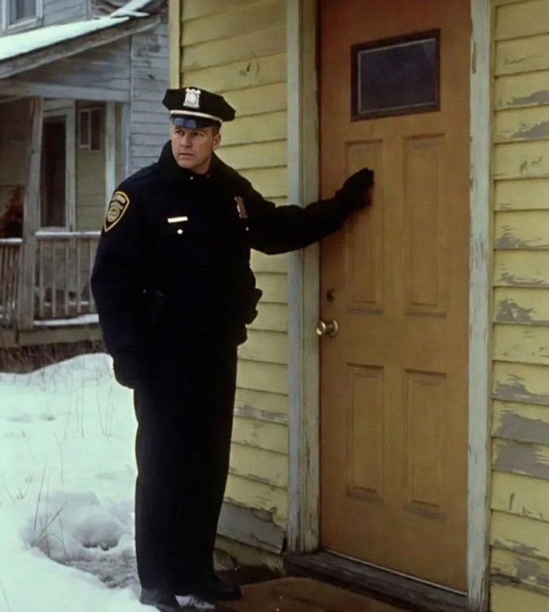 A fiatal szomszédom senkit sem engedett be a házába, amíg meg nem érkezett egy rendőr, és be nem lépett.