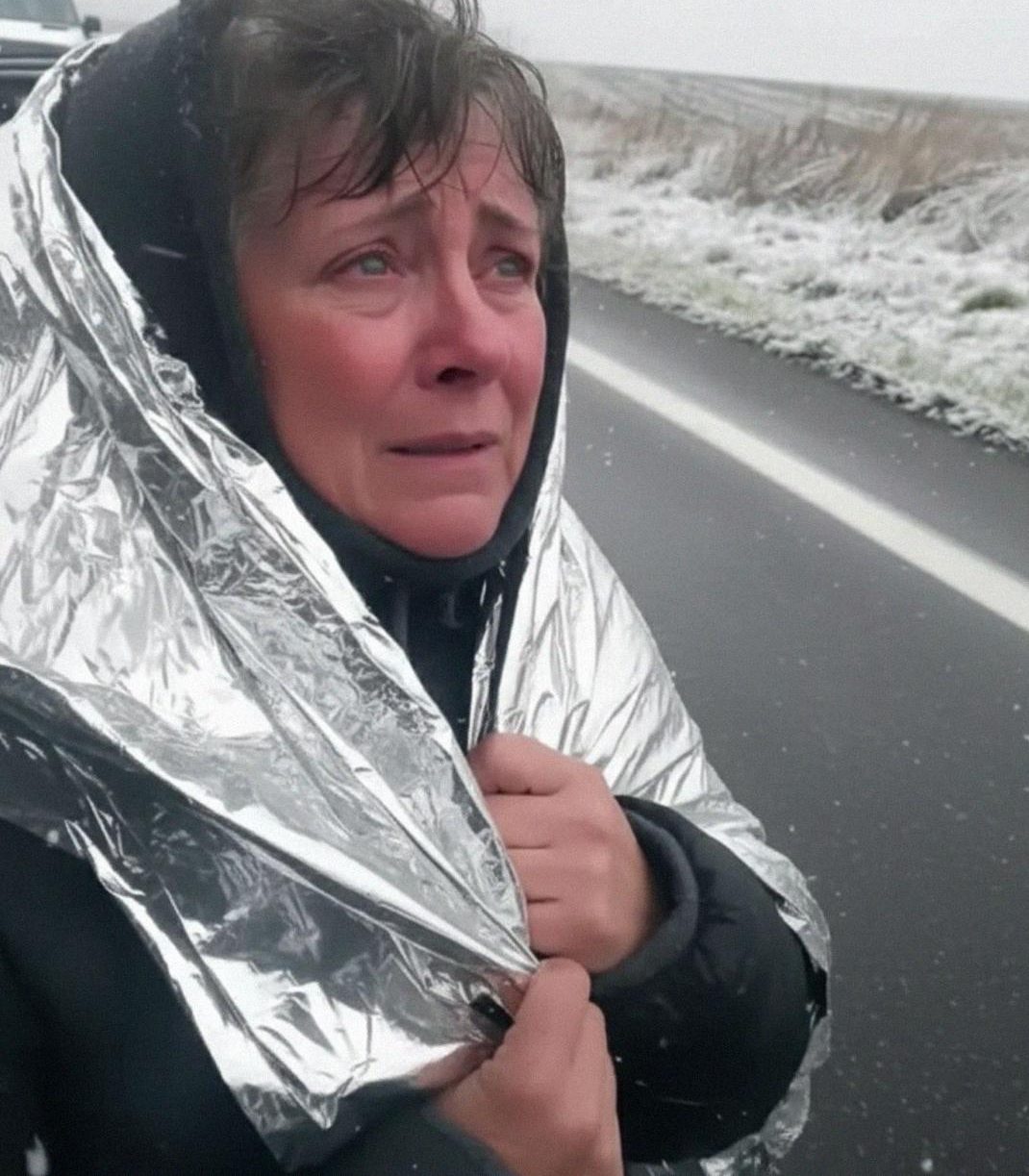 Megálltam, hogy segítsek egy idős nőnek az autóbaleset után – két nappal később az egész életem megváltozott