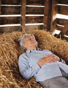 Rákényszerített, hogy egy régi pajtában lakjak