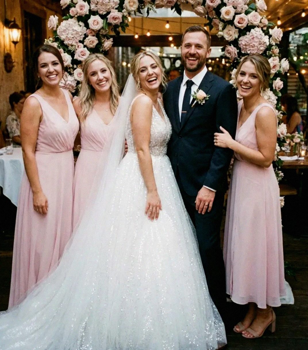 A nővérem hozzáment a volt férjemhez – Az esküvőjük napján apám fogta a mikrofont, és kijelentette: „Van valami, amit mindannyiótoknak tudnia kell a vőlegényről.”