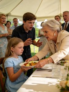 Anyám éves kerti partiján elkapta a nyolcéves lányom tányérját, és azt mondta: „Az örökbefogadott gyerekek a konyhában esznek.” Hetvenöt rokon elhallgatott. Lassan kortyoltam egyet a vízből, és nem szóltam semmit – egészen addig, amíg a tinédzser fiam fel nem állt, és meg nem kérdezte: „Nagymama, mondjam el mindenkinek, hogy kié ez a ház valójában?”