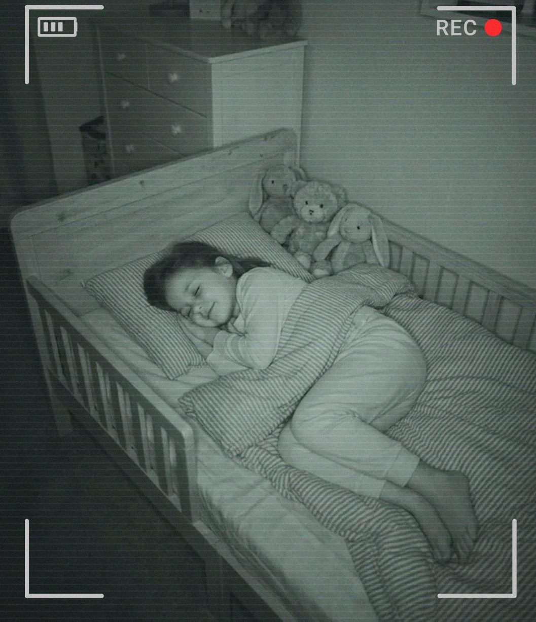 Az örökbefogadott lányom elkezdett beszélni egy olyan nyelvet, amit sosem tanítottam neki — amit mondott, arra késztett, hogy hívjam a rendőrséget