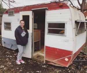 Egy 14 éves lány teljesen átalakított egy 1974-es vintage lakókocsit mindössze 200 dollárért