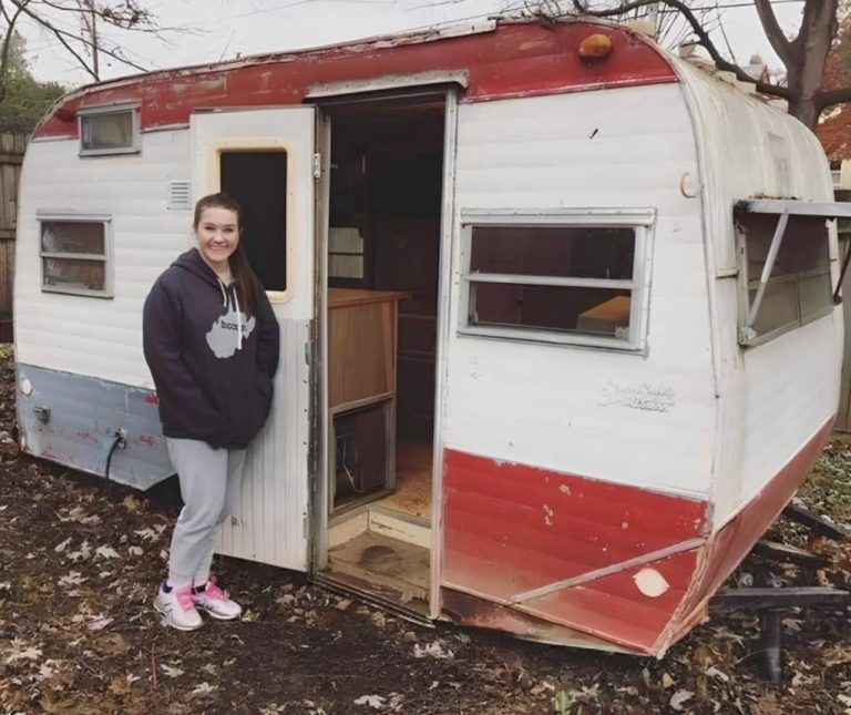Egy 14 éves lány teljesen átalakított egy 1974-es vintage lakókocsit mindössze 200 dollárért