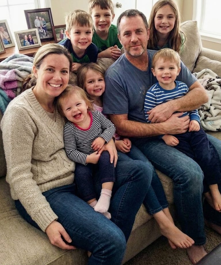 Örökbe fogadtam a néhai legjobb barátom négy gyermekét – évekkel később egy idegen megjelent, és azt mondta: 'a barátod nem az, akinek mondta magát'