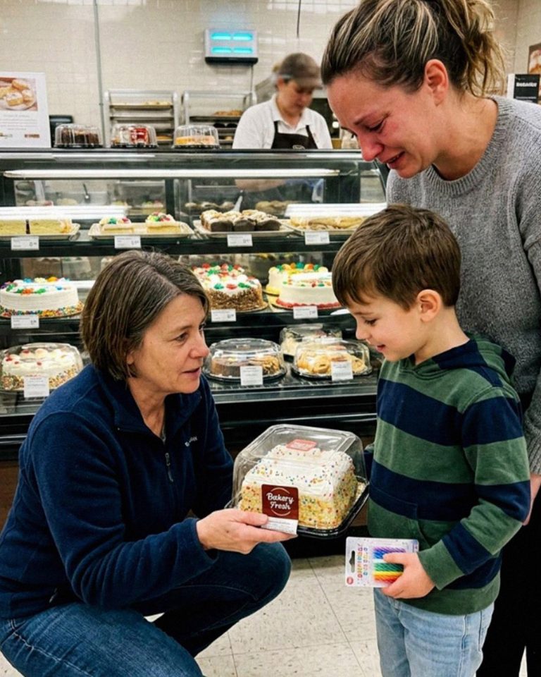 Vettem egy születésnapi tortát egy kisfiúnak, akinek az anyukája sírt a pékségben – a következő héten a húgom felhívott, és azt kiabálta: „Tudod, ki volt az?”