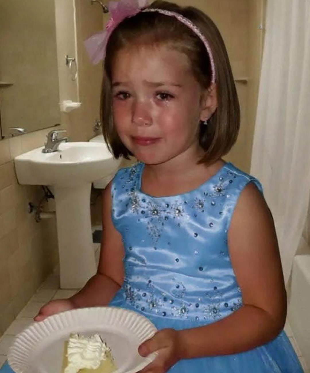 A menyasszonyom elküldte a lányomat, hogy a fürdőszobában üljön az esküvőnk alatt – amikor megtudtam, miért, tudtam, hogy meg kell tanítanom neki a leckét