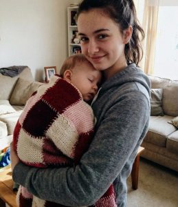 Kötöttem egy takarót a kisöcsémnek az elhunyt anyukám pulóvereiből. A mostohaanyám kidobta a kukába, de a nagymamám miatta megbánta.