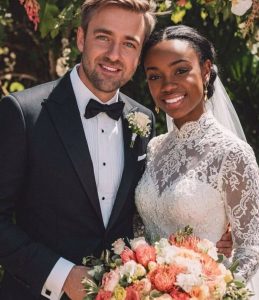 Egy pincérnőhöz mentem feleségül a szüleim követelőző szüleim ellenére – az esküvőnk éjszakáján ő meginatott azzal, hogy azt mondta: 'Ígérd meg, hogy nem sikítasz meg, amikor megmutatom neked'