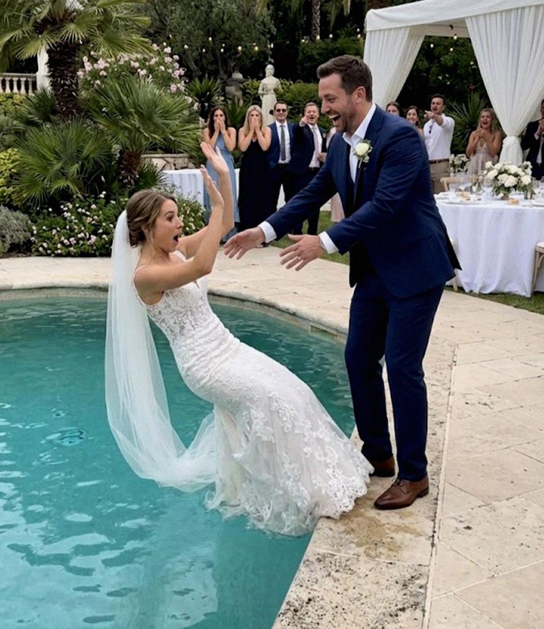 A vőlegényem a meccsbe lökött az esküvői fogadáson, és nevetni kezdett – nem számított arra, mit csinálok