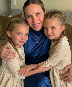 Éppen virágokat helyeztem el az ikreim sírjára, amikor egy fiú hirtelen a sírkőre mutatott, és azt mondta: 'Anya... Azok a lányok az én osztályomban vannak'