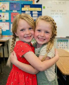 Hat évvel azután, hogy az egyik ikerlányom meghalt, a második az első iskolai napjáról jött, és azt mondta: 'Pakolj még egy ebéddobozt a nővéremnek.'