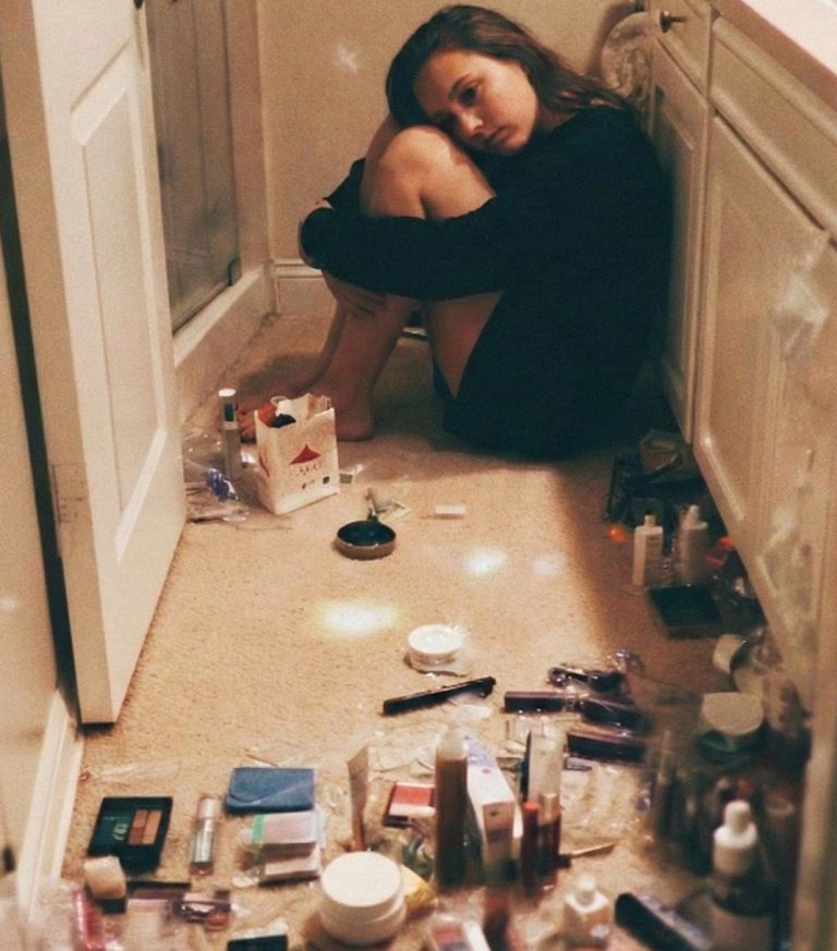 A lányom minden délután bezárkózott a fürdőszobába – Amikor végre rájöttem, miért, sírva fakadtam