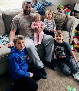 Találtam egy gyémántgyűrűt egy szupermarket polcán, és visszavittem a tulajdonosának – Másnap egy Mercedes-es férfi jelent meg az ajtóm előtt