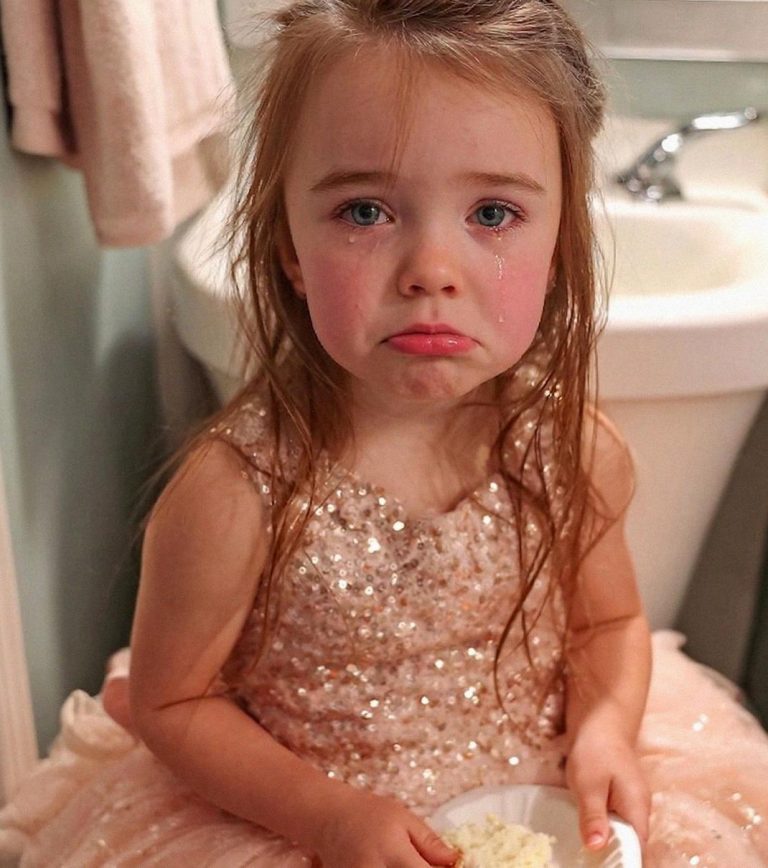 A menyasszonyom elküldte a lányomat, hogy üljön a fürdőszobába az esküvőnk alatt — Amikor megtudtam, miért, tudtam, hogy meg kell tanítanom neki a leckét