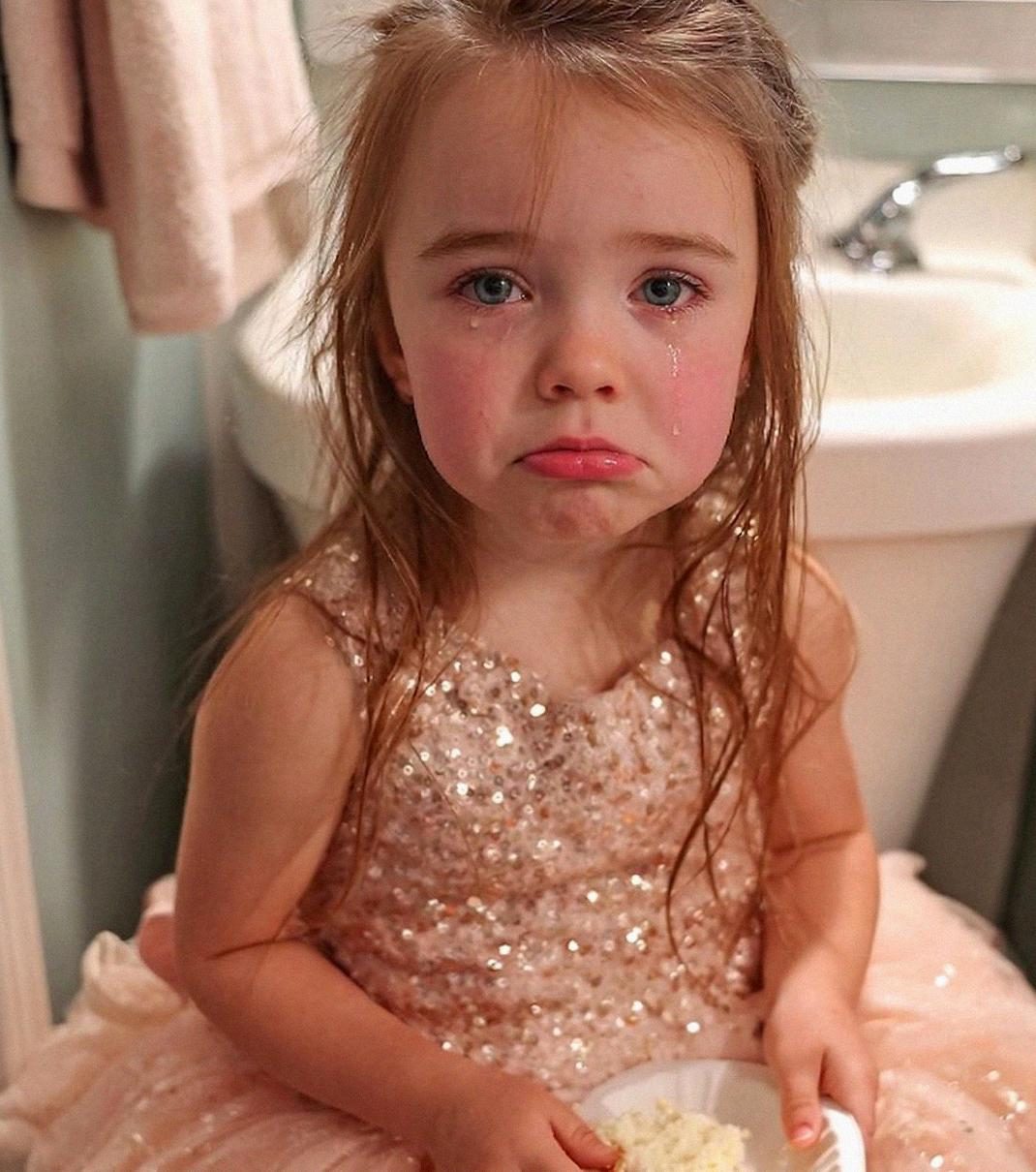 A menyasszonyom elküldte a lányomat, hogy üljön a fürdőszobába az esküvőnk alatt — Amikor megtudtam, miért, tudtam, hogy meg kell tanítanom neki a leckét