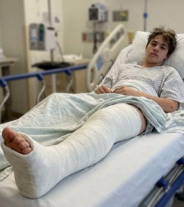 A 19 éves fiam szörnyű autóbalesetet szenvedett – de az igazi sokk az a nő volt, aki vele volt az autóban