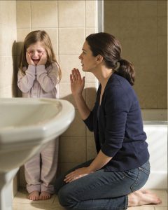 "Anya... Nem akarok többé fürödni." A lányom minden este elkezdte ezt mondani, miután újraházasodtam. Eleinte kicsinek hangzott. Átlagos. Olyan ellenállás, amit minden szülő százszor hall. De nem volt az.