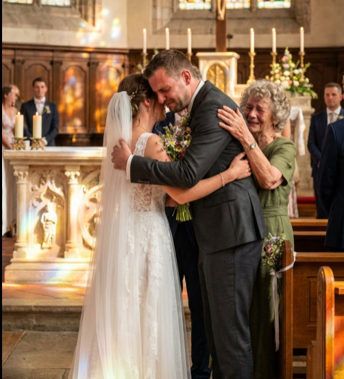 Marco odajött, és szorosan megölelt.