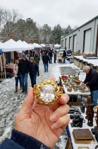 Egy bolhapiacon találtam meg az eltűnt lányom karkötőjét – másnap reggel a rendőrség megjelent a házamnál, és azt mondta: „Beszélnünk kell veled.”