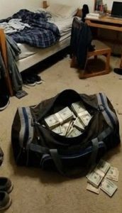 Találtam egy készpénzes zacskót elrejtve a tinédzser fiam szobájában – követtem egy ajtóig, amitől a térdeim elgyengültek