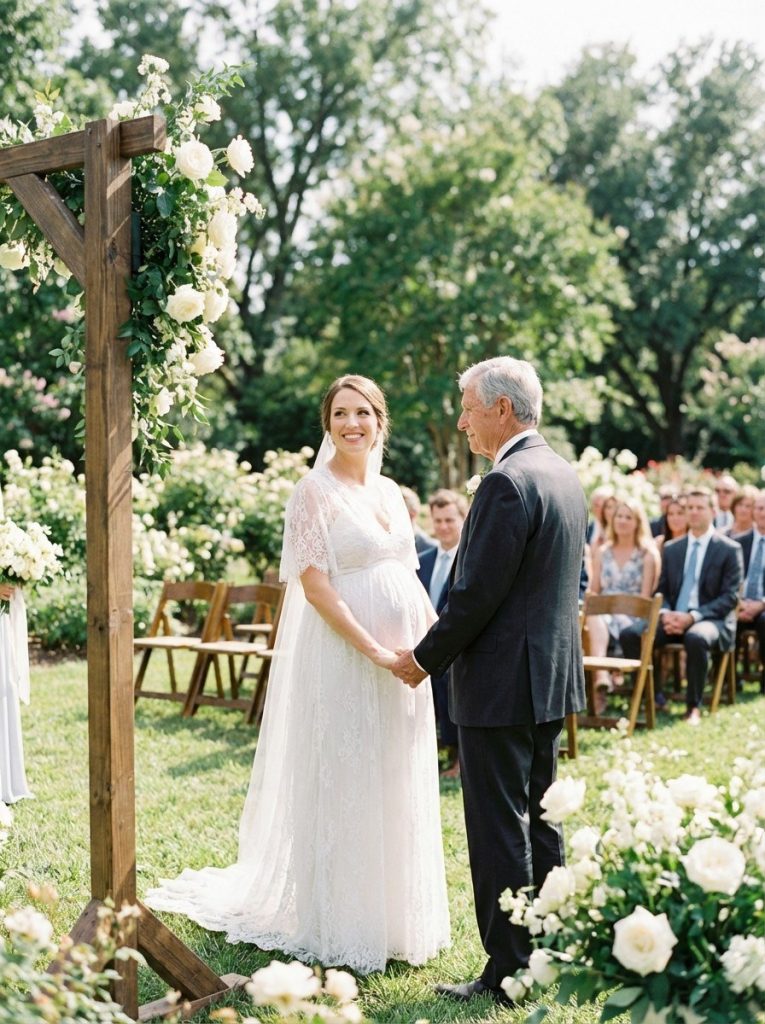 Kizárólag azért vettem feleségül a 80 éves szomszédomat, hogy megvédjem az otthonát a rokonoktól, akik mindent el akartak venni tőlünk, de ez a döntés egy olyan családot adott nekünk, amire egyikünk sem számított.