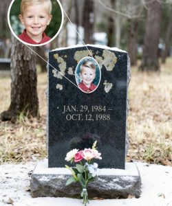 Rábukkantam egy sírkőre az erdőben, és megláttam rajta a gyerekkori fotómat. Megdöbbentem, amikor kiderült az igazság.