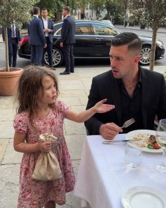 Egy befolyásos étteremtulajdonos nyugodtan ült egy privát vacsora közepén, bízva mindenkiben — egészen addig, amíg egy reszkető kislány be nem rohant az esőből, és könyörgött neki, hogy ne vegye az első falatot