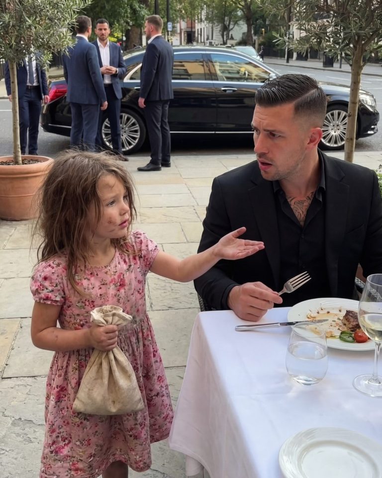 Egy befolyásos étteremtulajdonos nyugodtan ült egy privát vacsora közepén, bízva mindenkiben — egészen addig, amíg egy reszkető kislány be nem rohant az esőből, és könyörgött neki, hogy ne vegye az első falatot