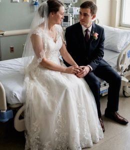 A menyasszonyom ragaszkodott hozzá, hogy a kórházban házasodjunk össze — Két perccel a fogadalmak előtt egy idős nő megragadta a karomat, és suttogta: "Még rosszabb lesz, ha most nem tudod meg."