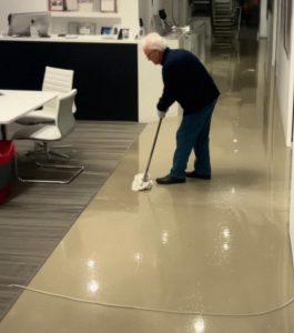 Egy gazdag férfi gúnyolódott egy öreg takarítón, nem tudva, hogy 20 percen belül mindent elveszít