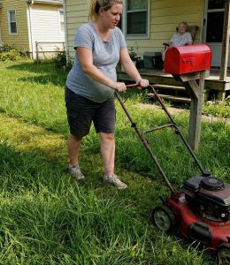 A szomszédom, egy 82 éves özvegy gyepét nyírtam – Másnap reggel egy seriff felébresztett egy kéréssel, amitől megfagyott a vérem